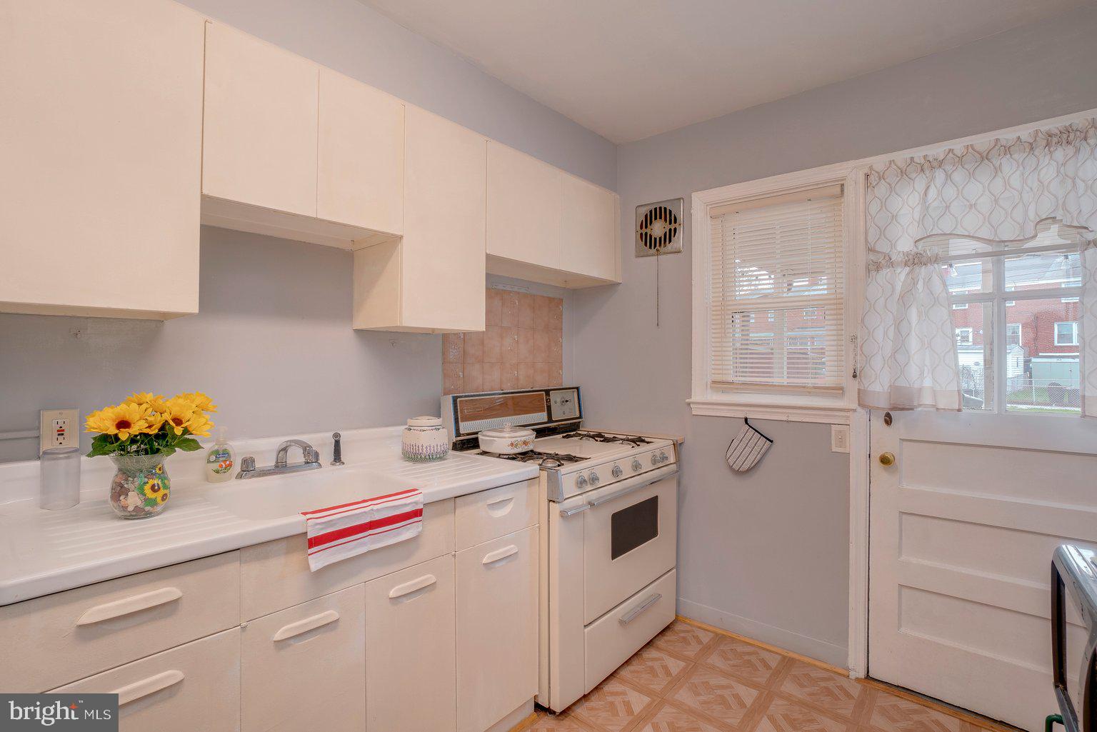 1769 Amuskai Road Baltimore, MD 21234 - Photo 15 of 37 Classic kitchen!