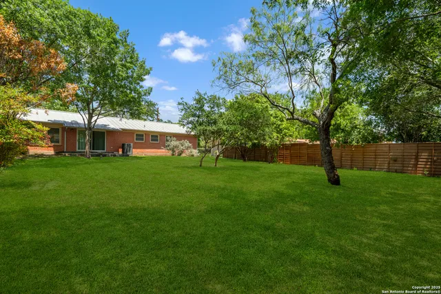 a view of a house with backyard
