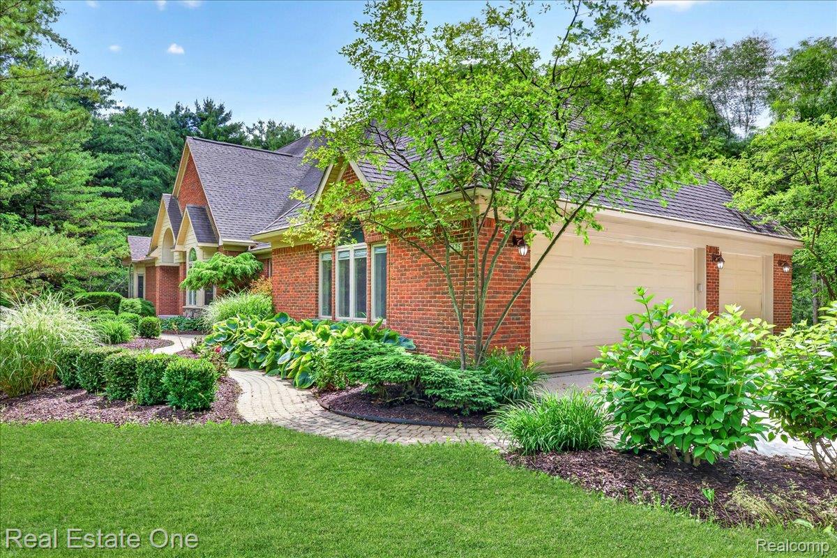 425 Courtney Road Leonard, MI 48367 - Photo 4 of 89 004-2026.jpg