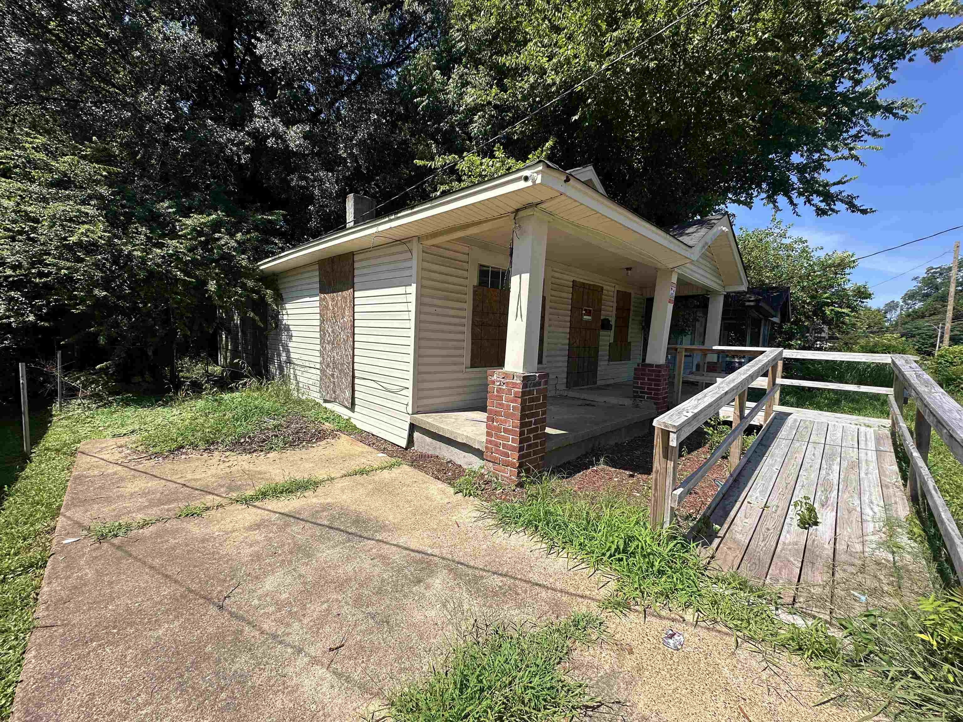 2139 Lyon Avenue Memphis, TN 38108 - Photo 2 of 9 View of side of home featuring a porch