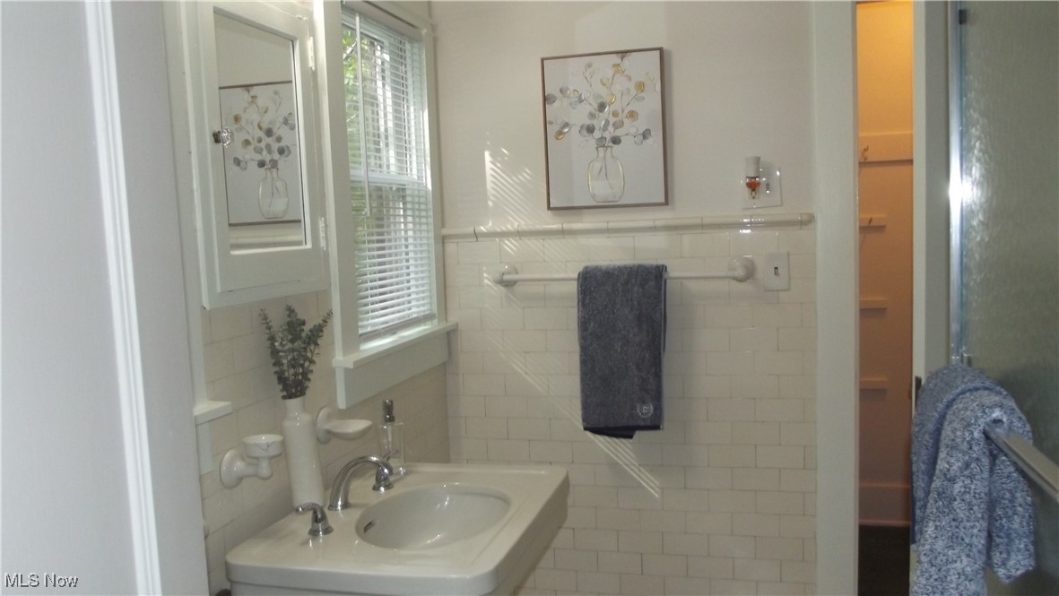 12699 Cedar Road Cleveland, OH 44106 - Photo 21 of 36 Second floor bath