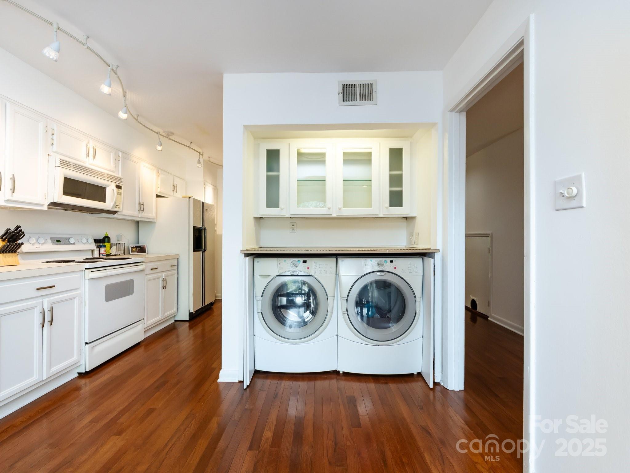 5809 Sharon Road, Unit G Charlotte, NC 28210 - Photo 5 of 25 a view of a kitchen with a stove top oven