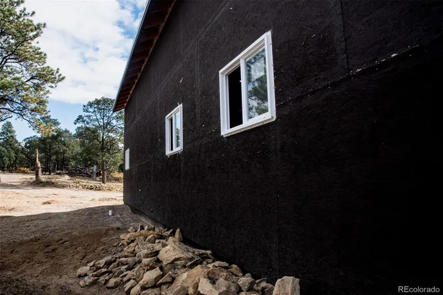 a view of backyard of the house
