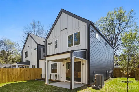 a view of a house with backyard