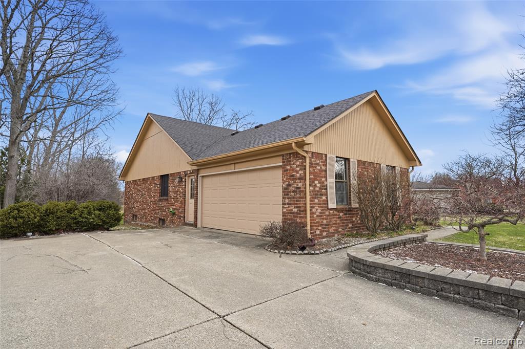 1669 Snowden Circle Rochester Hills, MI 48306 - Photo 3 of 32