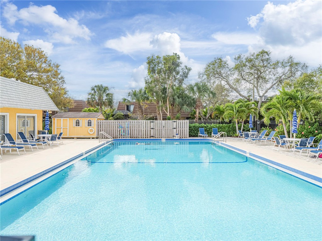 1170 6th Avenue, Unit 8B Vero Beach, FL 32960 - Photo 22 of 24 a view of a basket ball ground