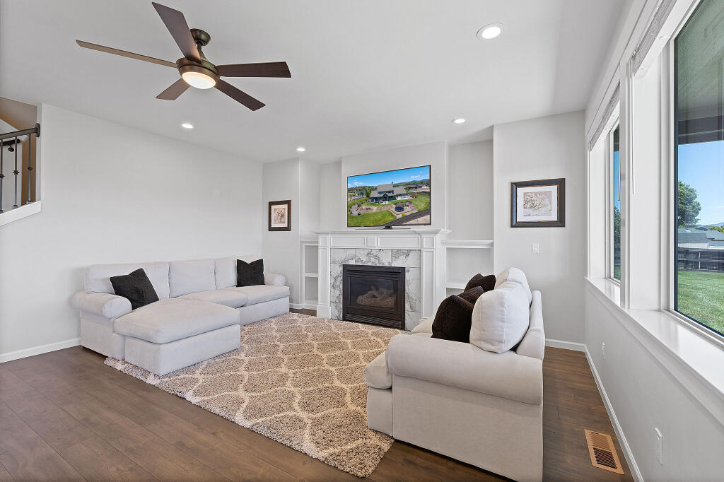 344 Northwest Saddle Ridge Loop Prineville, OR 97754 - Photo 39 of 64 a living room with furniture and a fireplace