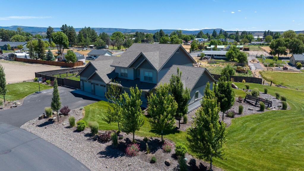 344 Northwest Saddle Ridge Loop Prineville, OR 97754 - Photo 4 of 64 a view of a garden with lawn chairs