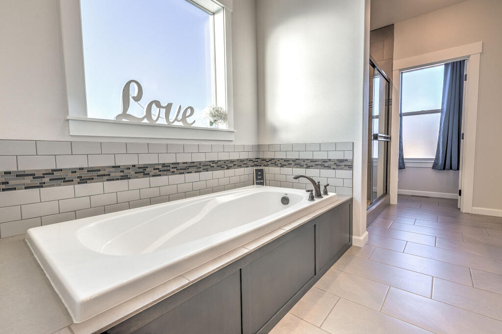 344 Northwest Saddle Ridge Loop Prineville, OR 97754 - Photo 46 of 64 a bathroom with a bathtub and a sink