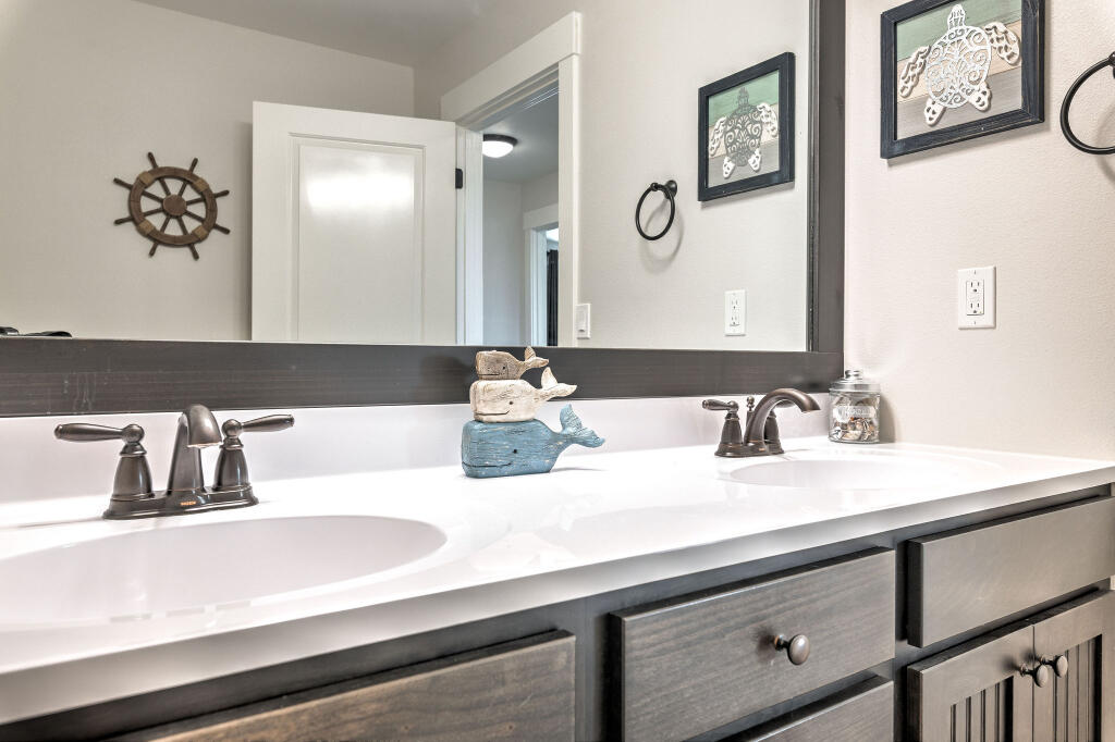 344 Northwest Saddle Ridge Loop Prineville, OR 97754 - Photo 59 of 64 a bathroom with a sink and a mirror