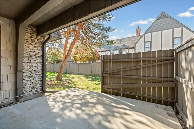 $149,900 | 7433 West 102nd Court, Overland Park, KS 66212