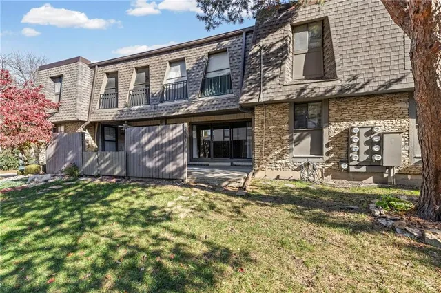 $149,900 | 7433 West 102nd Court, Overland Park, KS 66212
