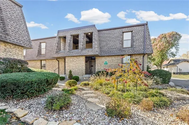 $149,900 | 7433 West 102nd Court, Overland Park, KS 66212