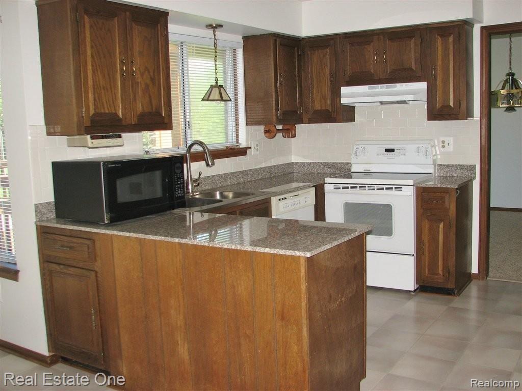 2390 Rancroft Beat Rochester, MI 48306 - Photo 6 of 13 8 Kitchen.JPG