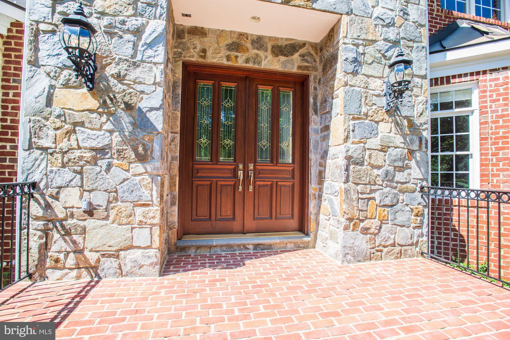8710 Overlook Road McLean, VA 22102 - Photo 3 of 47 Exterior Front Porch