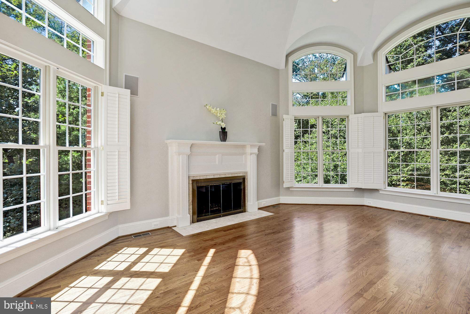8710 Overlook Road McLean, VA 22102 - Photo 21 of 47 2-story Sunroom / Music Room