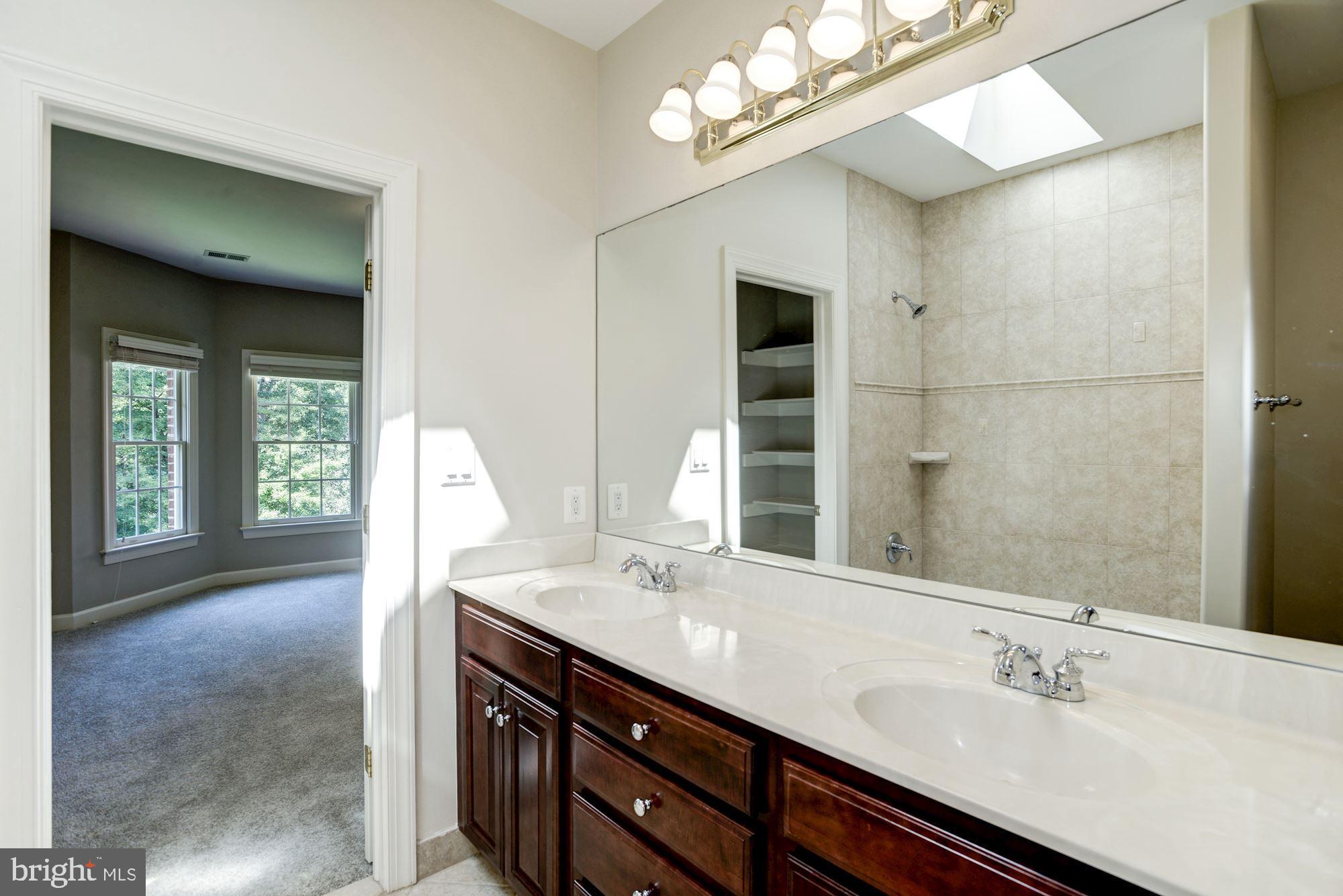 8710 Overlook Road McLean, VA 22102 - Photo 29 of 47 Bath