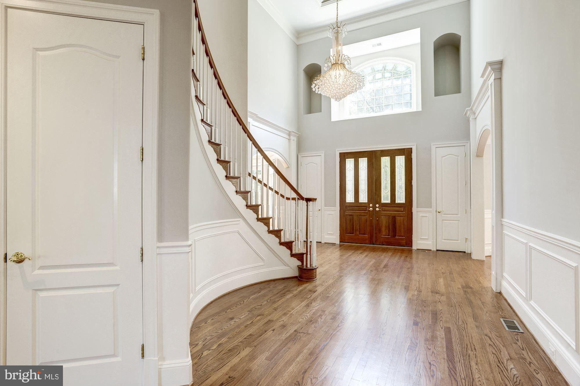 8710 Overlook Road McLean, VA 22102 - Photo 4 of 47 Foyer / Entry