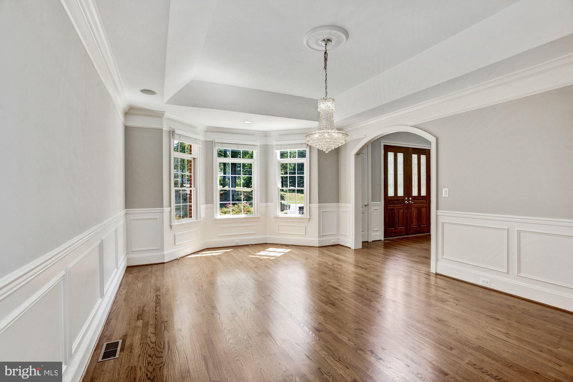 8710 Overlook Road McLean, VA 22102 - Photo 9 of 47 Dining Room - Bay Window