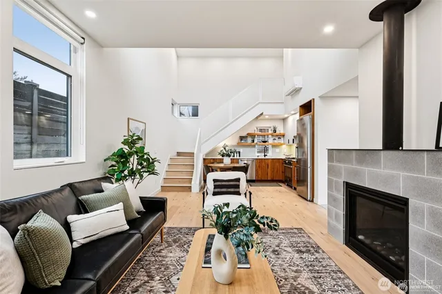 $759,900 | 8605 5th Avenue Northeast, Unit B, Seattle, WA 98115