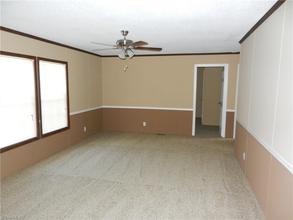 488 Kindley Road Thomasville, NC 27360 - Photo 3 of 12 Living Room