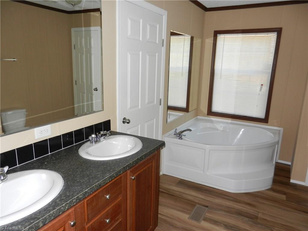488 Kindley Road Thomasville, NC 27360 - Photo 5 of 12 Master Bath