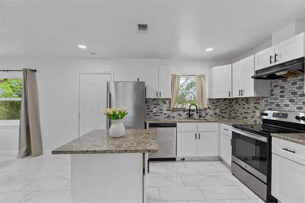 $259,900 | 434 West Phillips Court, Grand Prairie, TX 75051