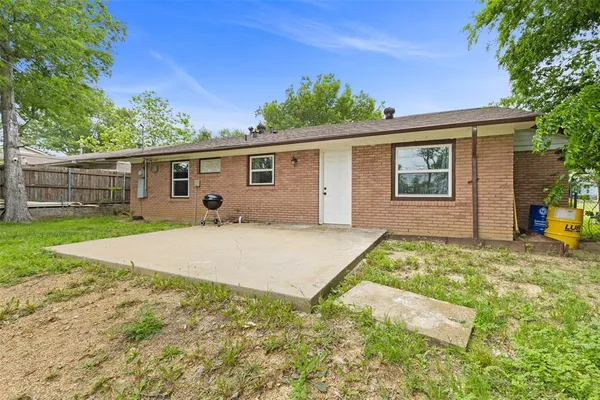$259,900 | 434 West Phillips Court, Grand Prairie, TX 75051