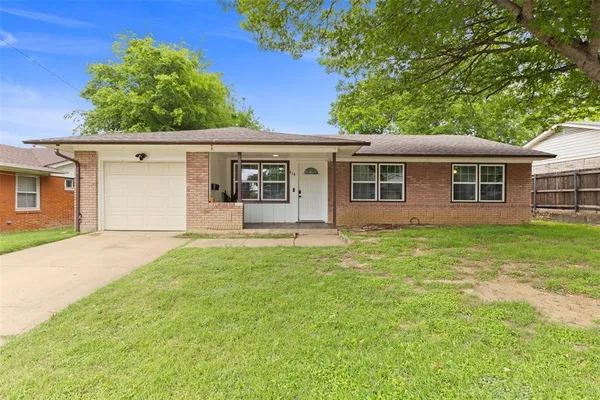 $259,900 | 434 West Phillips Court, Grand Prairie, TX 75051