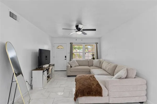 $259,900 | 434 West Phillips Court, Grand Prairie, TX 75051