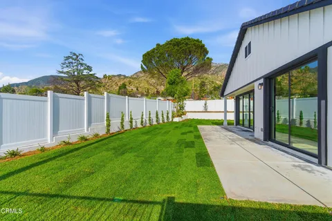 a view of a back yard