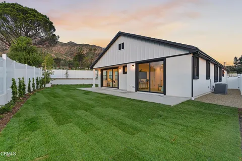 a view of a house with backyard and garden