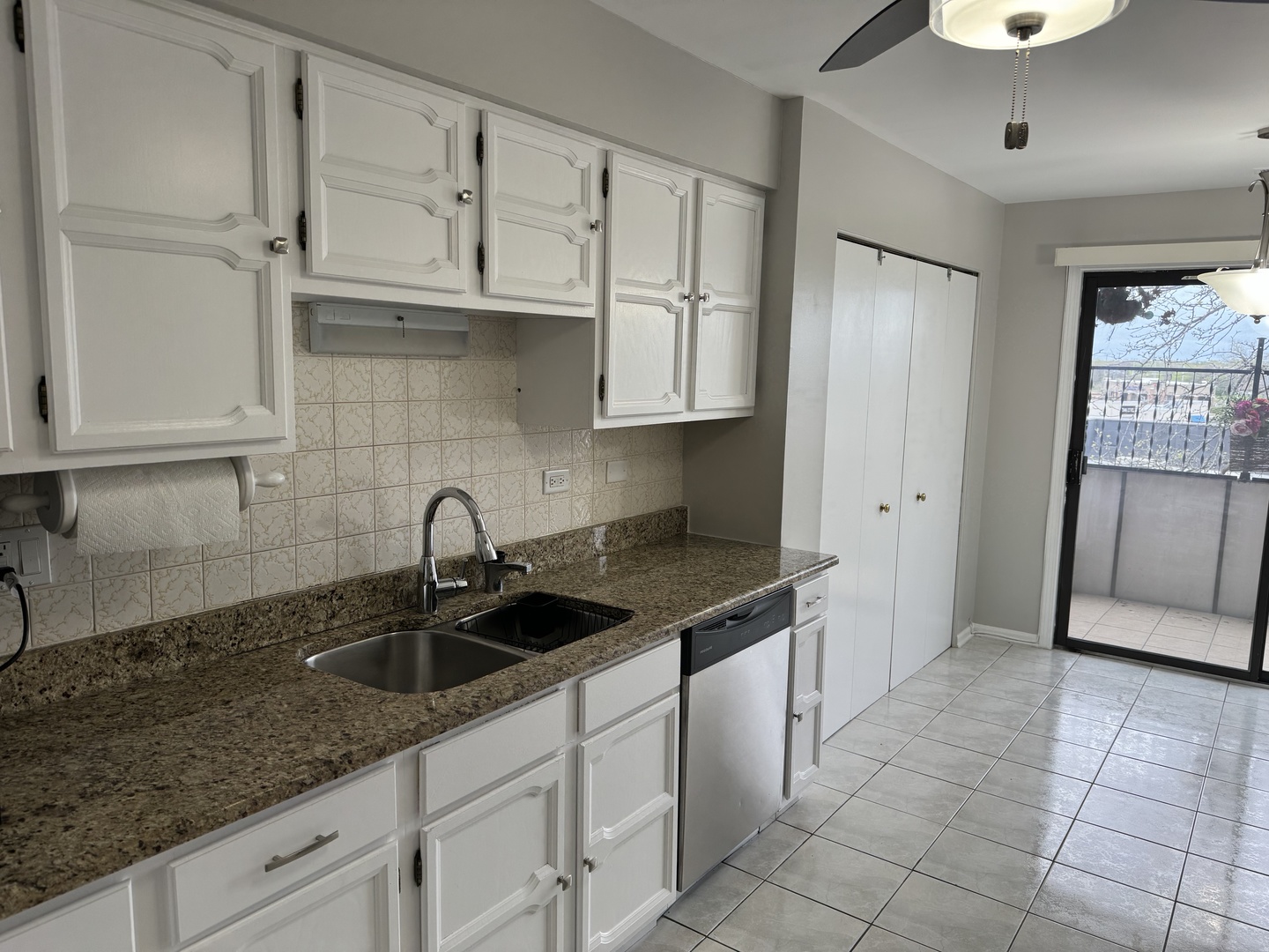 9240 Gross Point Road, Unit 404 Skokie, IL 60077 - Photo 9 of 28 Gallery Image 9