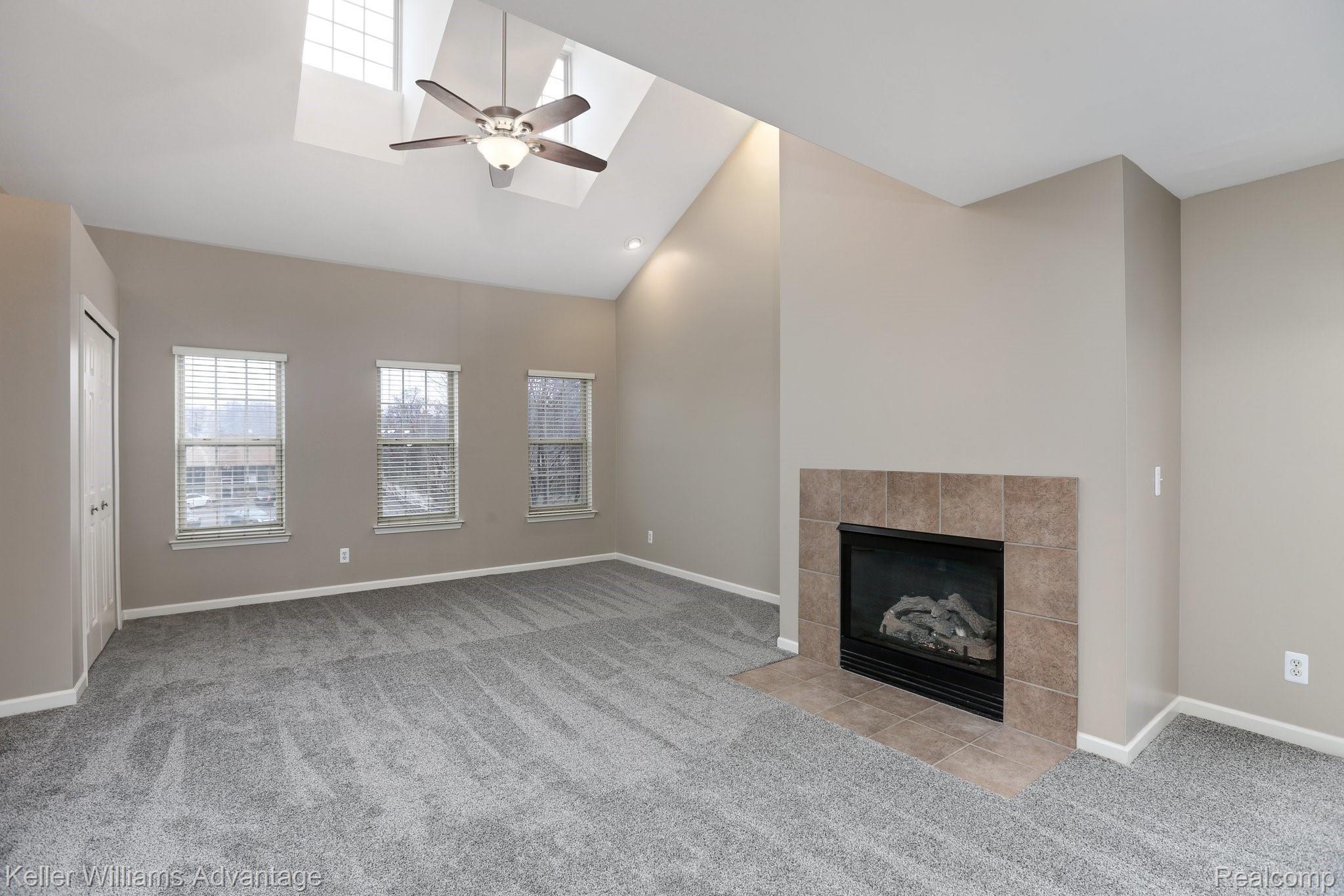 4-web-or-mls-17030 Farmington Rd0003.jpg