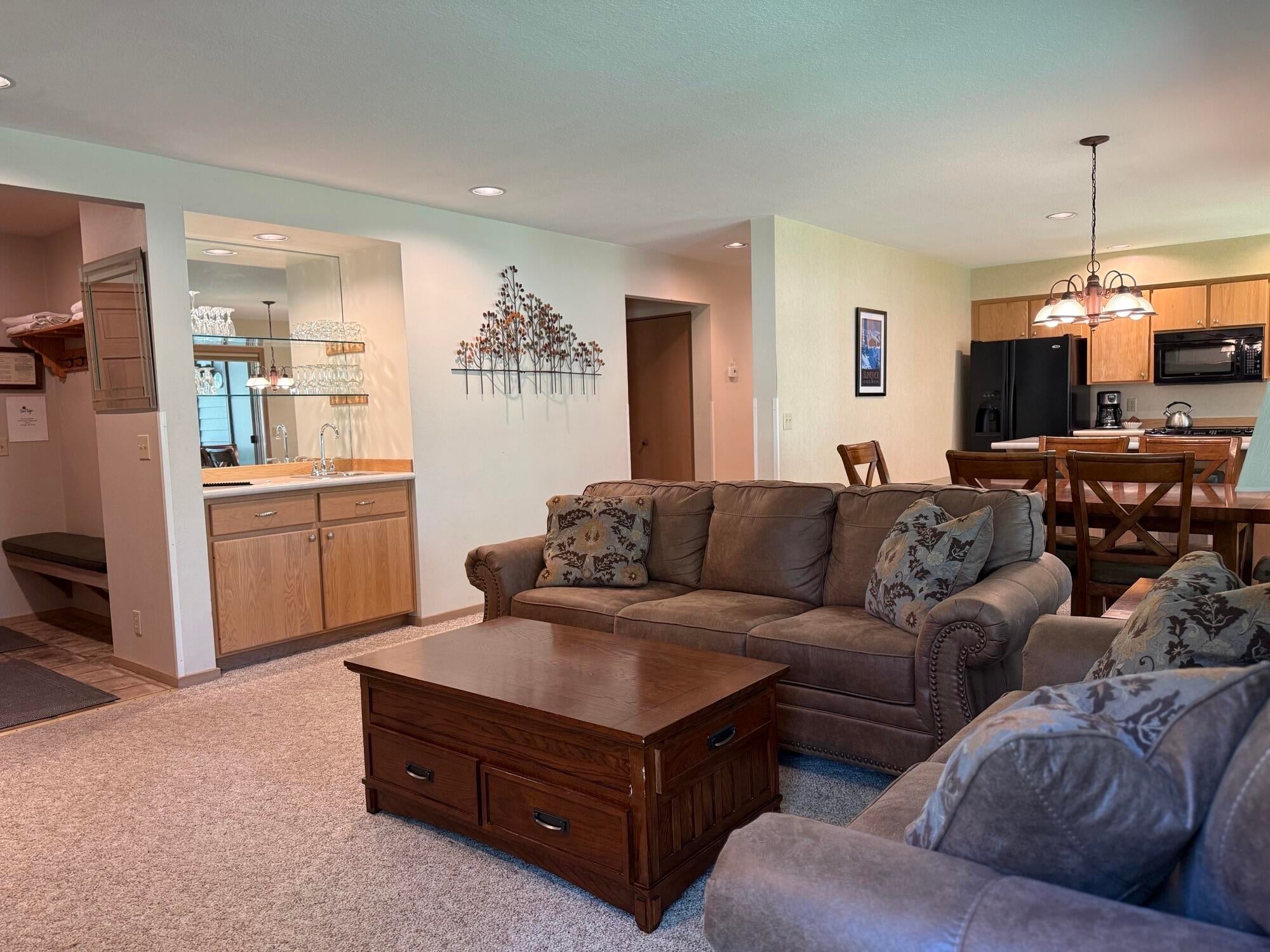 57377 Beaver Ridge Loop, Unit 29C Sunriver, OR 97707 - Photo 6 of 24 Ridge 29 living dining view