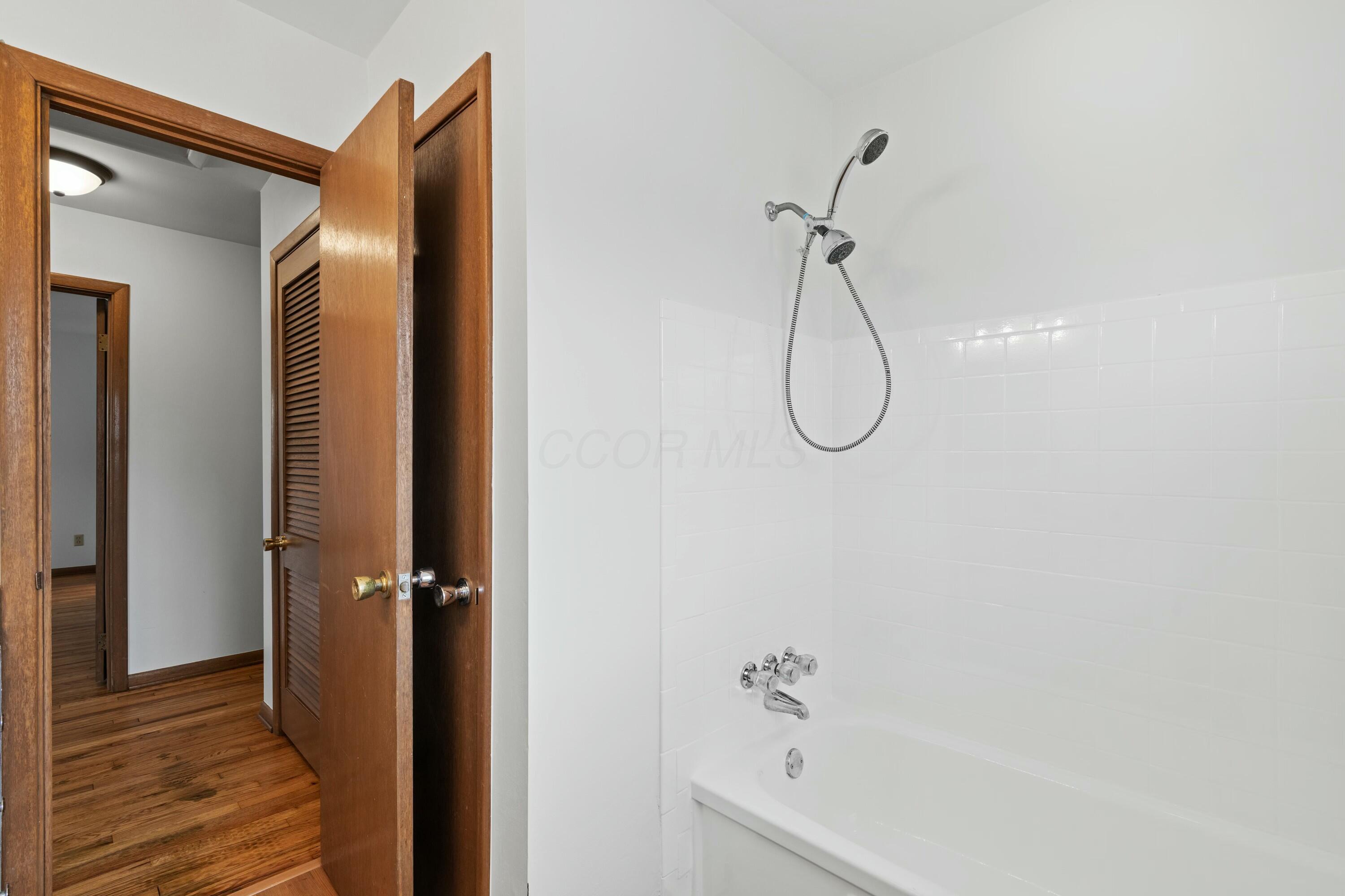 2500 Lytham Road Upper Arlington, OH 43220 - Photo 31 of 69 Upper Level Full Bathroom