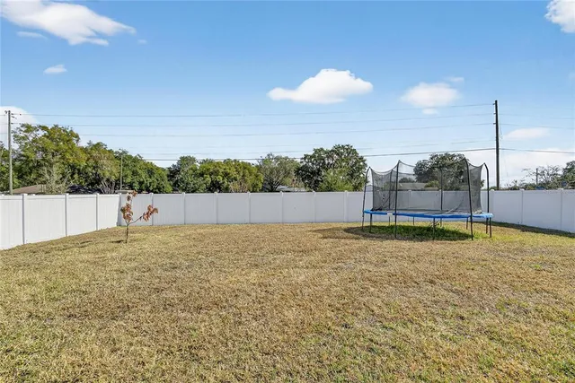 a view of a backyard