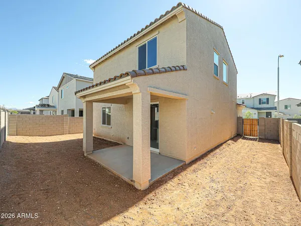 a view of a house with backyard