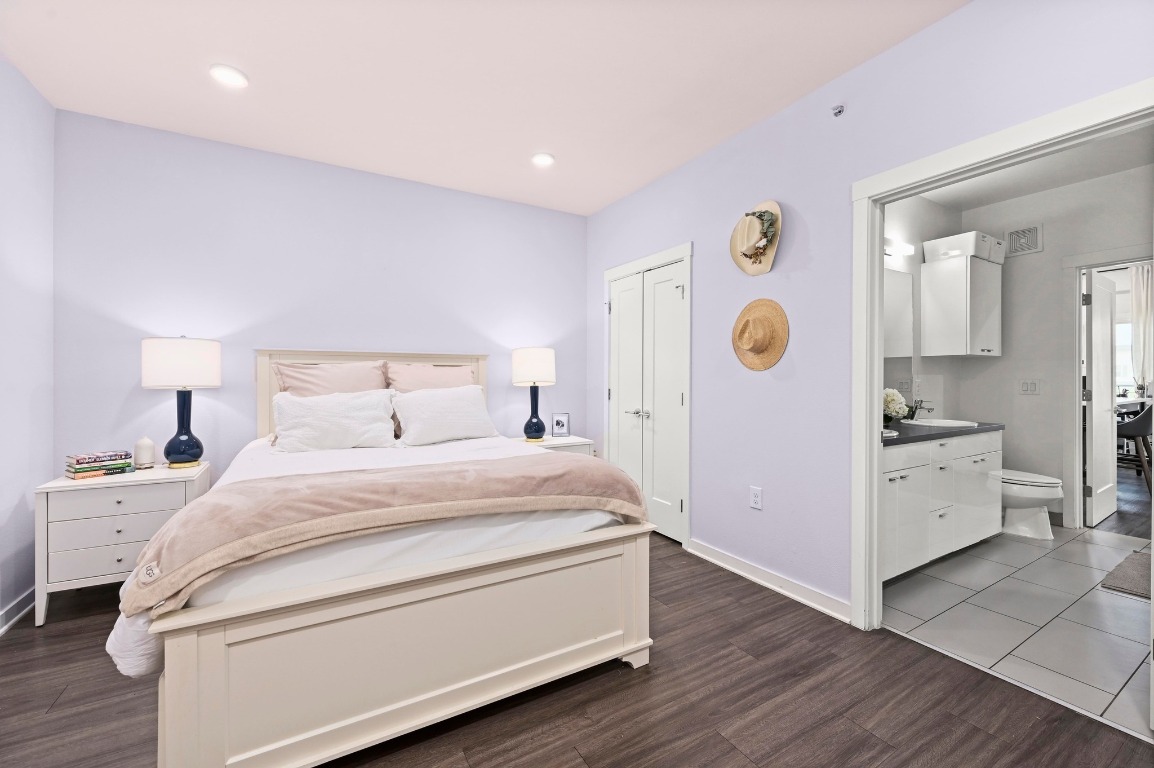 4361 South Congress Avenue, Unit 427 Austin, TX 78745 - Photo 14 of 33 a spacious bedroom with a bed and a cabinets