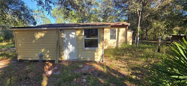 a view of backyard of the house