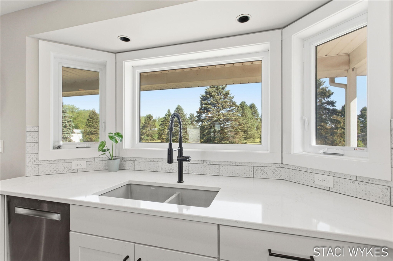 2550 Ranchland Drive Southwest Byron Center, MI 49315 - Photo 8 of 76