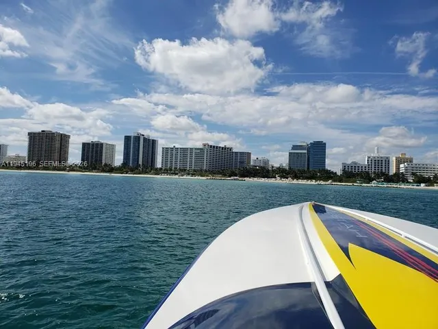 $2,300 | 2899 Collins Avenue, Unit 1620, Miami Beach, FL 33140