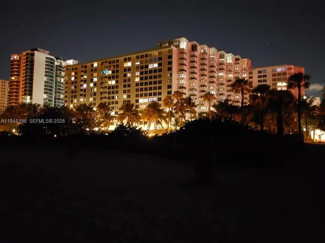 $2,300 | 2899 Collins Avenue, Unit 1620, Miami Beach, FL 33140