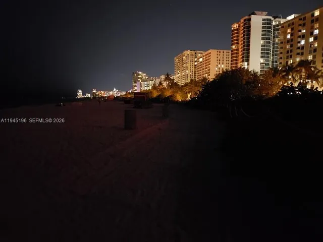 $2,300 | 2899 Collins Avenue, Unit 1620, Miami Beach, FL 33140