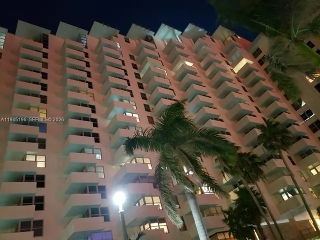 $2,300 | 2899 Collins Avenue, Unit 1620, Miami Beach, FL 33140