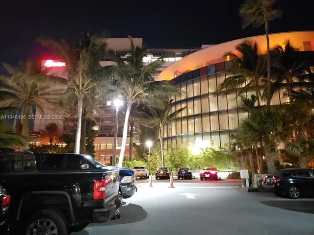 $2,300 | 2899 Collins Avenue, Unit 1620, Miami Beach, FL 33140