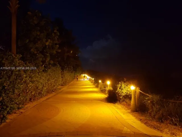 $2,300 | 2899 Collins Avenue, Unit 1620, Miami Beach, FL 33140