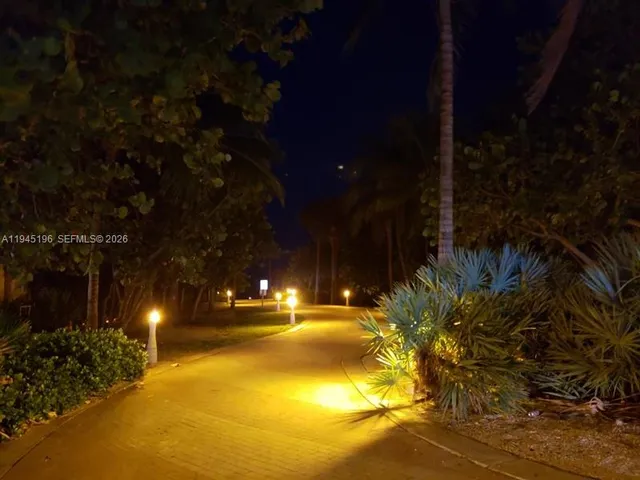 $2,300 | 2899 Collins Avenue, Unit 1620, Miami Beach, FL 33140