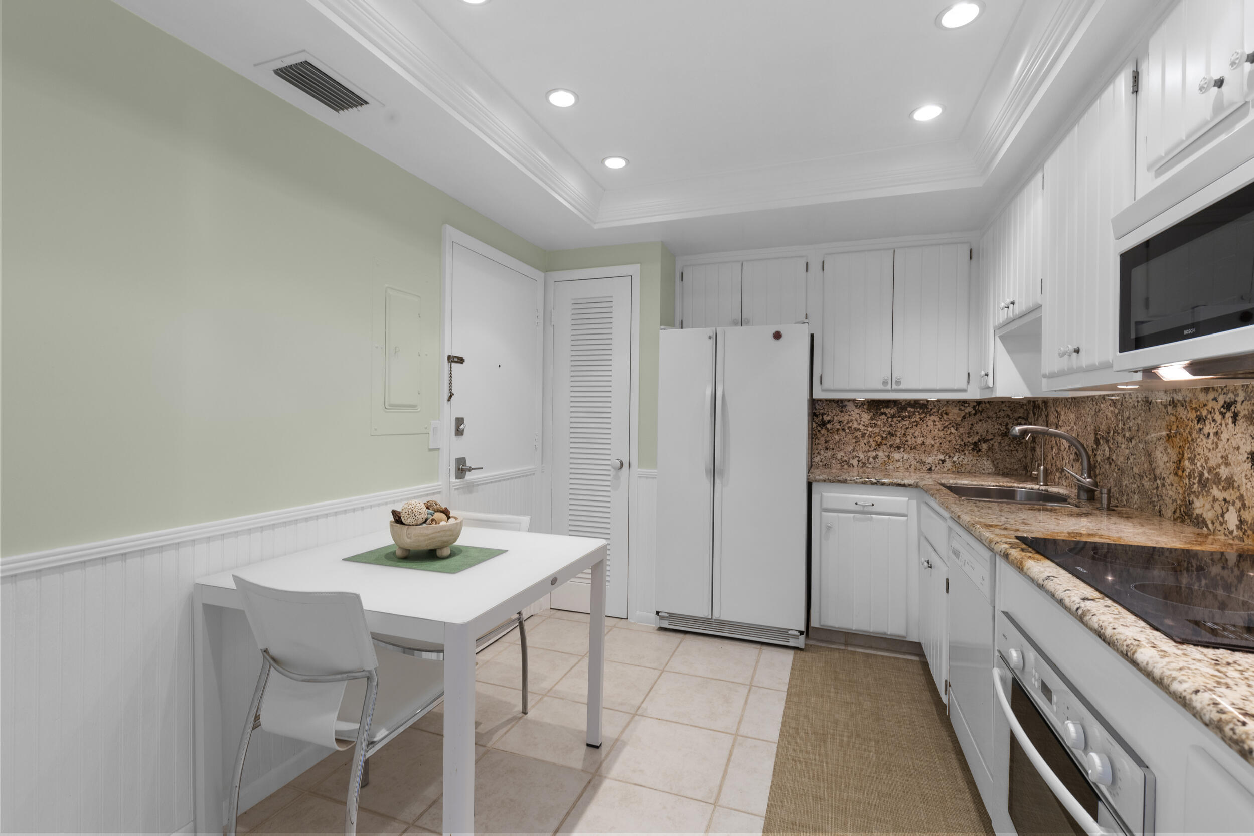 50 E Road, Unit 5C Delray Beach, FL 33483 - Photo 11 of 44 White Contemporary Kitchen