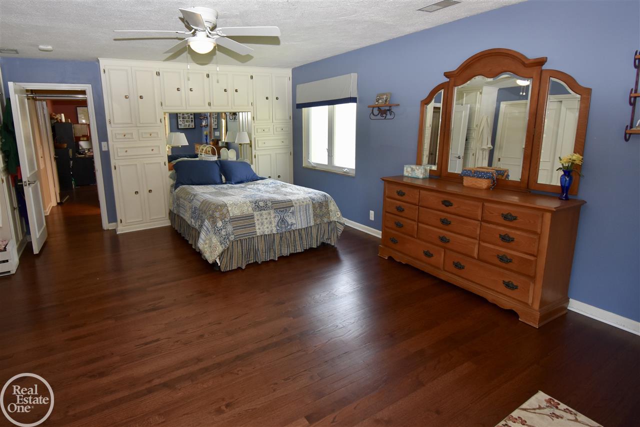 1596 South Renaud Road Grosse Pointe, MI 48236 - Photo 17 of 48 31348359-16.JPG